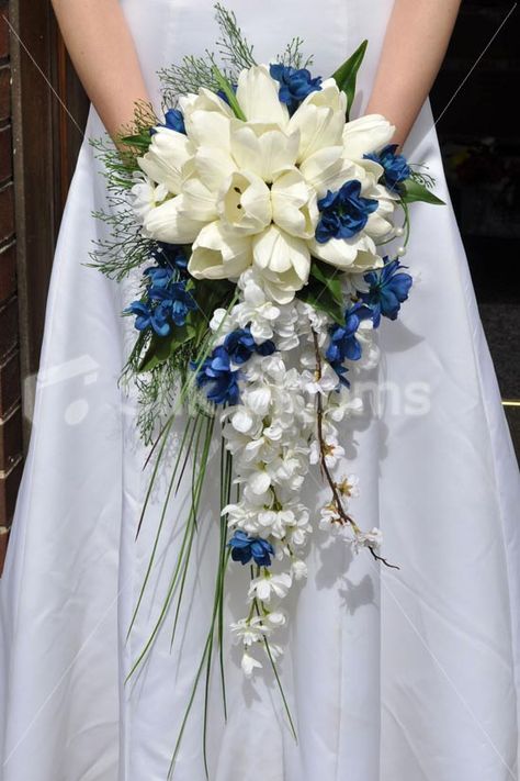 Tulip Bridal Bouquet Brides, Blue Tulip Bouquet Wedding, Tulip Hand Bouquet Wedding, Wedding Bouquets Tulips, Tulips Wedding Bouquet, Tulip Wedding Bouquet, Tulip Bouquet Wedding, Orchid Wedding Theme, Tulip Bridal Bouquet