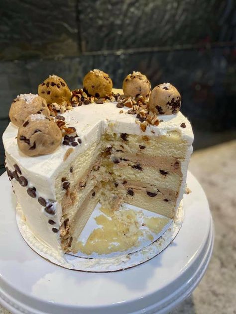 A delicious cake for those who love cookie dough! Vanilla Cookie Dough Cake, Cookie Dough Birthday Cake, Cookie Dough Cake Recipe, High Altitude Chocolate Chip Cookies, Chocolate Chip Cookie Dough Cake, Cannoli Cake, Cookie Dough Filling, Cookie Dough Cake, Inside Cake