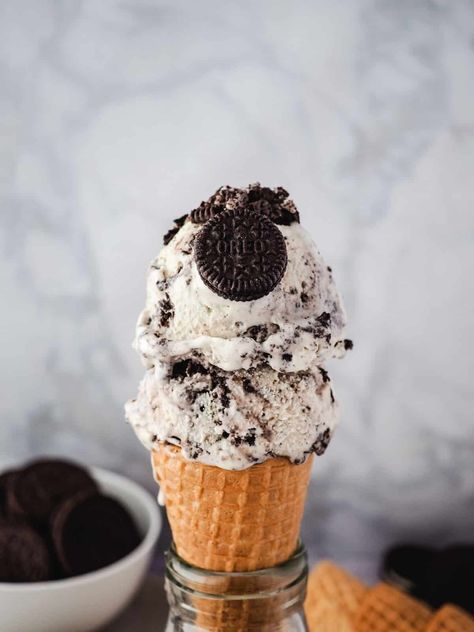 Oreo Ice Cream 12 Oreos Aesthetic, Homemade Oreo Ice Cream, Ice Cream Oreo, Creamy Vanilla Ice Cream, Cookie Ice Cream, Cream Dip, Oreo Ice Cream, Yummy Ice Cream, Pretty Dessert