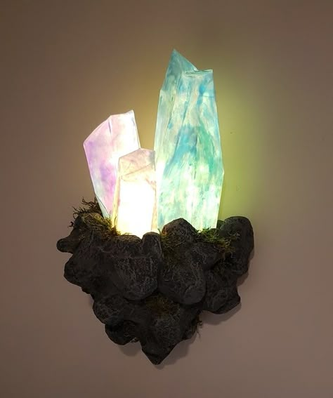 Crystal Wall Lamp DIY Crystal Room Decor Inspiration, Diy Giant Crystals, Crystal Wall Decor, Fantasy Diy Decorations, Diy Crystal Decor, Resin Crystal Art, Diy Fantasy Decor, Paper Mache Projects Ideas, Crystal Terrarium Diy