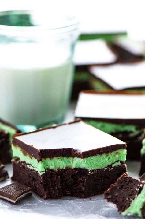 Gluten Free Party Snacks, Gluten Free Lemon Squares, St Patricks Day Desserts, Brownies Homemade, Flourless Baking, Mint Buttercream, Chocolate Mint Brownies, Mint Desserts, Dream Dessert