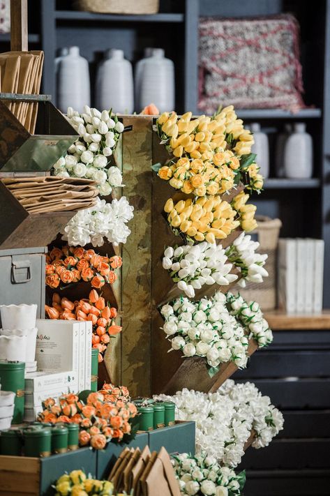 Eclectic Cafe, Chip Joanna Gaines, Restored Farmhouse, Magnolia Journal, Flower Shop Design, Summer Market, Chip And Jo, Magnolia Farms, Magnolia Table