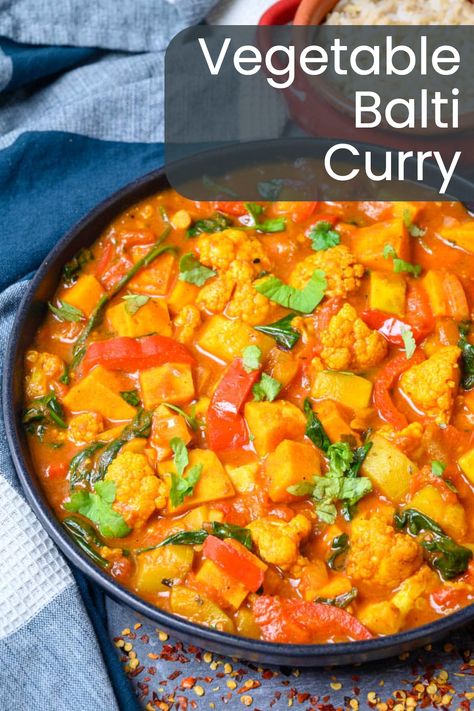 This vegetable balti curry is the perfect quick and healthy midweek meal. Loaded with veggies and full of lavor, this curry is comforting and satisfying at the same time. Best Vegetable Curry, Vegan Cocotte, Cocotte Recipes, Easy Vegetable Curry, Indian Vegetable Curry, Vegetable Curry Recipes, Bunny Chow, Curry Recipes Easy, Vegan Curry Recipes