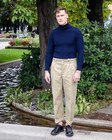 Vintage-military-suiting aesthetic with pleated high waist chino and turtleneck. Hollywood Waist Pants Men, Pleated Chinos Men, High Waisted Jeans Outfit Men, Chino Pants Men Outfits, Mens High Waisted Trousers, Chinos Men Outfit, Ghost Outfit, Working Outfit, Turtleneck Fashion