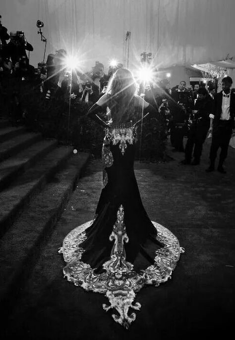 This dress is badass -- very Katniss-worthy Met Ball, Queen Bey, Future Lifestyle, Modieuze Outfits, Queen B, Foto Inspiration, Future Life, White Photo, Red Carpet Looks