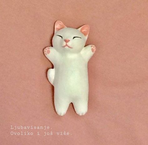 Easy Clay Sculptures, Clay Keychain, Diy Air Dry Clay, Tanah Liat, Clay Diy Projects, Clay Crafts Air Dry, Clay Animals, Pottery Crafts, Ceramics Pottery Art