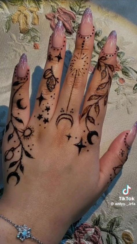 Cool Hand Tattoos For Women, Cute Designs Tattoo, Henna Tattoo Designs Body Art, Emo Henna Designs, Simple Henna Tattoo Ideas, Cool Mehendi Designs, Henna Art For Beginners, Bakra Eid Mehndi Design Aesthetic, Henna Designs Beginner