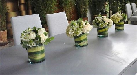 Hermosos centros de mesa en rosas, estrellas y hortensias.  Paleta de colores:  verde y blanco. Vase, Table Decorations, Color, Home Decor, Mariana, Home Décor