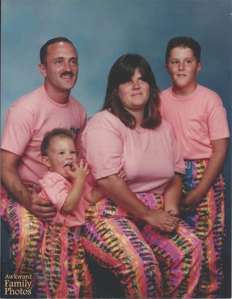 22 Awkward Photos That Are So Awkward They Might Be Considered Amazing - CheezCake - Parenting | Relationships | Food | Lifestyle Funny Matching Outfits, Funny Family Portraits, Awkward Family Pictures, Weird Family Photos, Awkward Family Portraits, Bad Family Photos, Selfie Museum, Awkward Pictures, Funny Family Photos