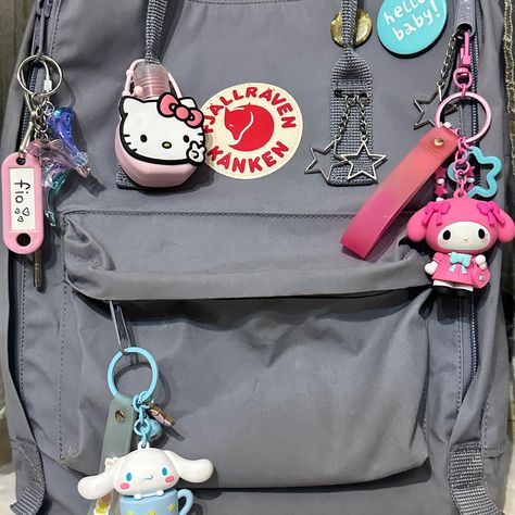 back to school, what’s in my kanken, kanken inspo, sanrio aesthetic Kanken Backpack Aesthetic School, Fjallraven Aesthetic, Bag Keychain Aesthetic, Aesthetic Bags For School, Kanken Backpack Aesthetic, Preppy Stationary, Mochila Aesthetic, Decorated Backpack, Kanken Aesthetic