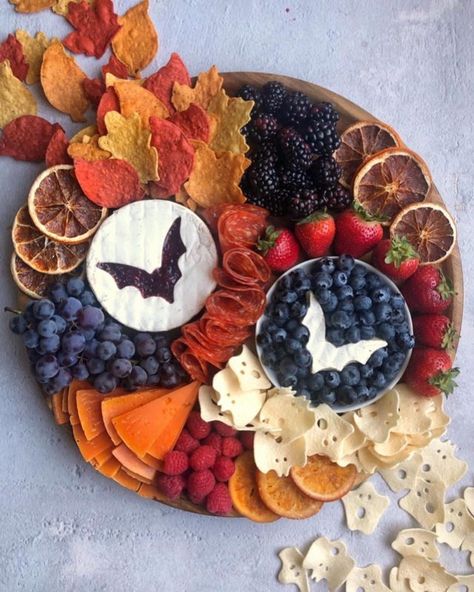 Recetas Halloween, Spooky Food, Halloween Party Dinner, Halloween Food Treats, Charcuterie Inspiration, Charcuterie And Cheese Board, Charcuterie Recipes, Halloween Dinner, Halloween Desserts