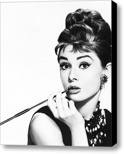 Audrey Hepburn Audrey Hepburn Outfit, Audrey Hepburn Poster, The Beauty Of A Woman, Audrey Hepburn Photos, Audrey Hepburn Style, Nothing Is Impossible, Hepburn Style, Beautiful Film, Retro Images