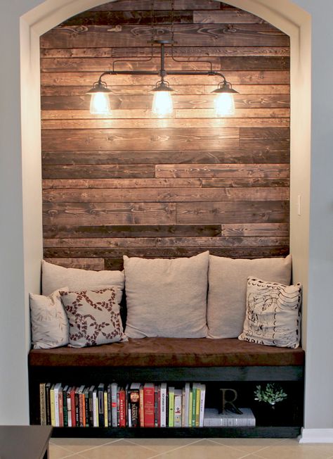 Hermoso espacio de lectura, con la calidez de la madera en la pared... Whisky Regal, Wood Plank Walls, Diy Rustic Home, Design Del Prodotto, Country House Decor, Easy Home Decor, Modern Homes, Design Case, Cheap Home Decor