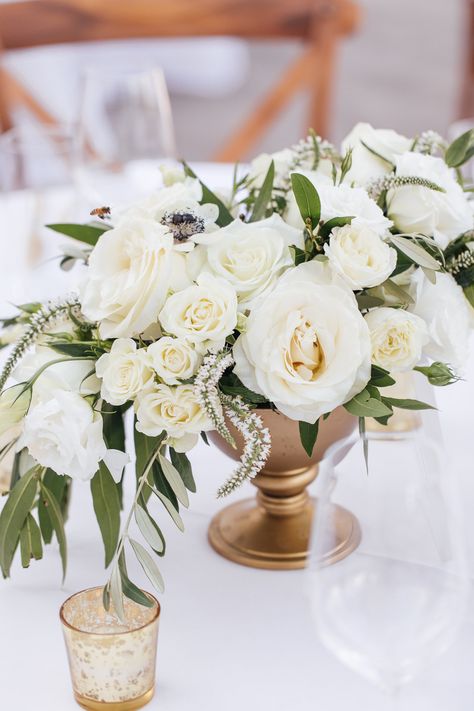 Gold Vase Centerpieces, Gold Vases Wedding, Low Wedding Centerpieces, Yellow Wedding Decorations, Gold Wedding Centerpieces, Gold Wedding Flowers, White Floral Centerpieces, White And Gold Wedding, Wedding Vase Centerpieces