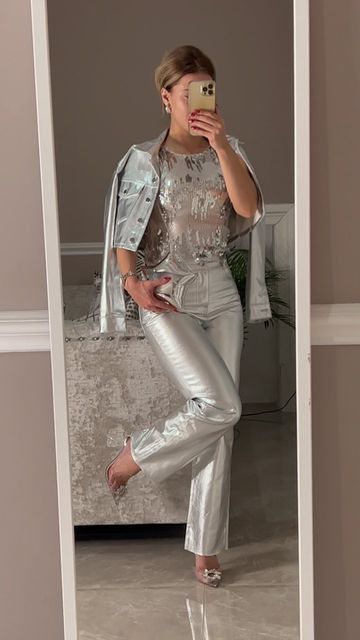 Nas 💫 on Instagram: "The PERFECT metallic jeans do exist! May affect your Wi-Fi signal though 📡 if you’re not confident to wear all-silver then just wear one or two items with black, white etc…" Silver Denim Outfit, Silver Metallic Pants Outfit, Silver Jeans Outfit, Metallic Pants Outfit, Wester Wear, Outfits Leggins, Metallic Jeans, Metallic Jacket, Metallic Pants