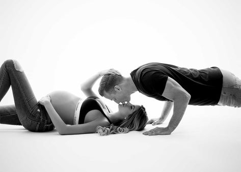 Photos With Partner, Calvin Klein Maternity Shoot, Calvin Klein Sports Bra, Maternity Photography Poses Pregnancy Pics, Couple Pregnancy Photoshoot, Outdoor Couple, Maternity Photography Poses, Photographic Studio, Pregnancy Week By Week