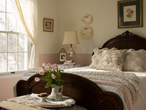 Pink English Country Bedroom, Victorian Country Bedroom, Jane Austen Inspired Bedroom, English Country Bedroom Cottage Style, Old English Cottage Interiors Bedroom, English Country Cottage Bedroom, English Country Bedroom Ideas, Jane Austen Bedroom, English Cottage Bedroom Decor