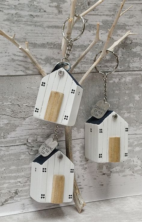 Scandi Beach House, Wooden House Decoration, House Keyring, Small Wooden House, Ribbon Sculpture, Wood Keychain, Diy Furniture Bedroom, Cheap Crafts, Beach Huts