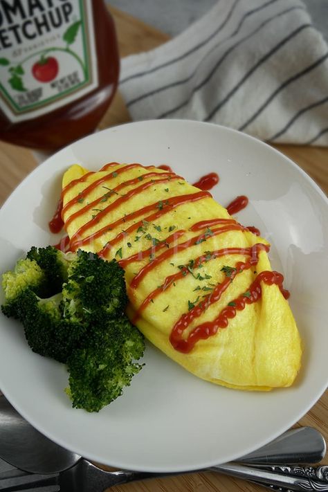 Omelette Plating, Japanese Food Breakfast, Japanese Kidcore, Omurice Aesthetic, Namul Recipe, Breakfast Japanese, Sweet Omelette, Rice Omelette, Omurice Recipe