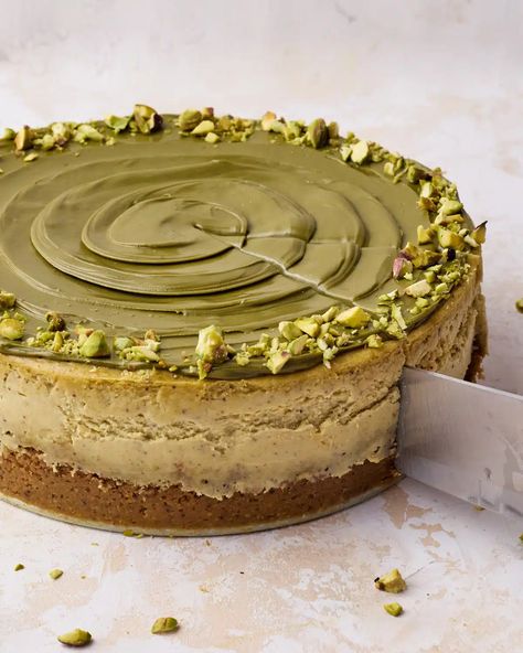 Pistachio Cheesecake Pistachio No Bake Cheesecake, Pistachio Cream Dessert, Pistachio Torte, Fancy Cheesecake, Pistachio Cheesecake Recipe, Chai Cheesecake, Pistachio Recipes Desserts, Pistachio Paste, Wedding Cheesecake