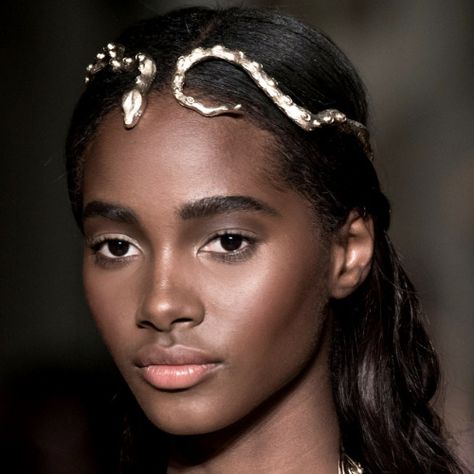 花蜜女 Tami Williams, Solid Color Jumpsuits, Head Piece, African Beauty, Runway Pictures, Black Is Beautiful, Beautiful Black Women, Fascinator, Beautiful People