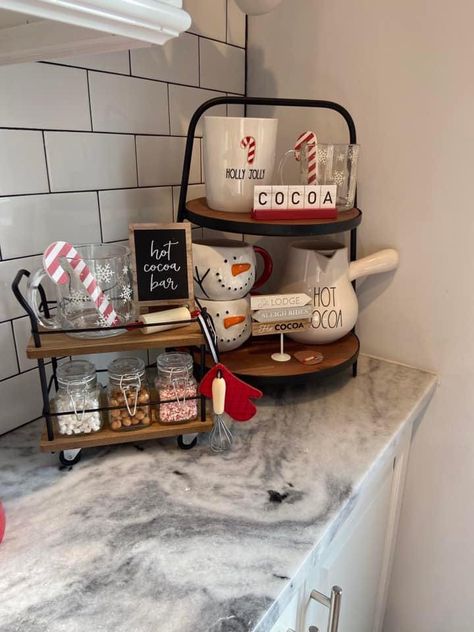 Christmas Decor Hot Cocoa Bar, Hot Cocoa Bar Home Decor, Christmas Coffee Corner Ideas, Christmas Hot Chocolate Station Kitchen, Coffe Bar Christmas Decoration, Christmas Coffee Cart Ideas, Christmas Decor Small Kitchen, Christmas Coffee Corner, Hot Cocoa Station Kitchen