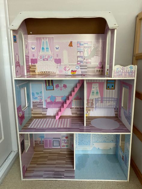 Barbie Dollhouse Makeover, Diy Barbie Dollhouse, Old Barbie, Old Barbie Dolls, Dollhouse Makeover, Barbie Dollhouse, Diy Barbie House, Dollhouse Miniature Tutorials, Diy House Renovations