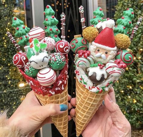 Cake Pop Bouquet, Santa Cake, Christmas Candies, Christmas Cake Pops, God Mat, Ice Cream Cones, Christmas Sweets, Christmas Party Food, Christmas Snacks