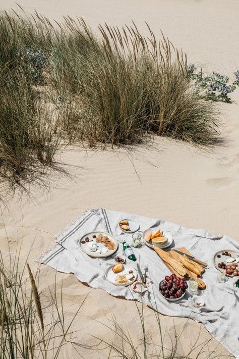 Beach picnic Beach Picnic Ideas, Outdoor Pics, Picnic Inspiration, Beach Bucket, Picnic Ideas, Perfect Picnic, Picnic Time, Summer Bucket Lists, Summer Inspiration