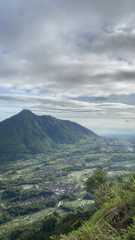 Foto pemandangan Gunung Telomoyo yang diambil dari Puncak Alap-Alap, Gunung Andong. Andong, Wallpaper Cantik, Alam Yang Indah, Alam Semula Jadi, Semarang, Fotografi Potret, Sky Aesthetic, Hiking, Indonesia