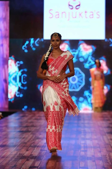 Sanjukta Dutta, an Assamese designer, is one designer who has been increasingly gaining the reputation for keeping the Assamese traditional attire 'Mekhela Chador' alive. She recently showcased her collection at the India Beach Fashion Week 2016 (IBFW), in Goa on 21st May 2016. #MekhelaChador #TraditionRedesigned #IndiaBeachFashionWeek Assamese Motifs, Mekhla Chadar, Mekhela Sador, Assam Silk Saree, Mekhela Chador, Classic Saree, Fashion Week 2016, Traditional Indian Outfits, Designer Outfits