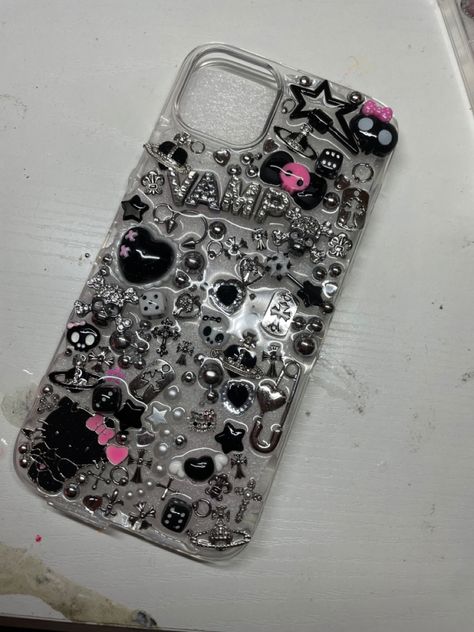 Bling Phone Cases Diy, Hello Kitty And My Melody, Bedazzled Phone Case, Designer Charms, Diy Phone Case Design, Bling Phone Cases, Custom Ipad, Iphone Life Hacks, Diy Iphone Case