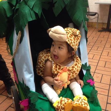 This Safari Stroller costume isn't too tall an order. Your little giraffe can ride in style and we are loving the whole look! Giraffe onesie? Check. Giraffe shoes? Check. Jungle-like leaves above and below? Check! Have fun, little wild thing! Stroller Costume Ideas, Baby Stroller Costume, Batman Family Costumes, Stroller Halloween Costumes, Stroller Costume, Batman And Robin Costumes, Giraffe Onesie, Wheelchair Costumes, Squirrel Costume