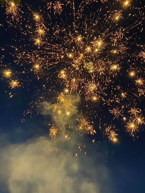 Fanfare Aesthetic, Green Natural Aesthetic, Fire Works Aesthetic, Samsung Background, Firework Aesthetic, Firework Astetic, Summer Aesthetic Fireworks, Aesthetic Holographic, Firework Festival