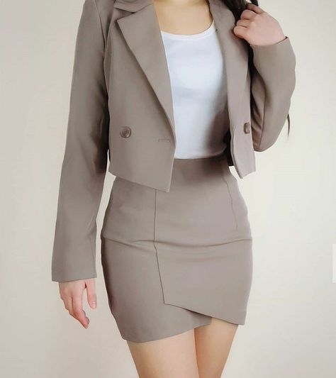 Stylish Suit, Business Outfits Women, Woman Suit Fashion, Classy Work Outfits, Stylish Work Outfits, Blazer Outfits, Suit Fashion, Fashion Mode, Korean Outfits