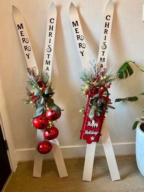 Wood Skis Christmas Decor, Diy Skis Decor, Skis Christmas Decor, Old Skis Decor Christmas, Christmas Skis Decoration, Christmas Fence Ideas, Diy Ski Decor, Ski Lodge Christmas Decor, Wooden Skis Decor