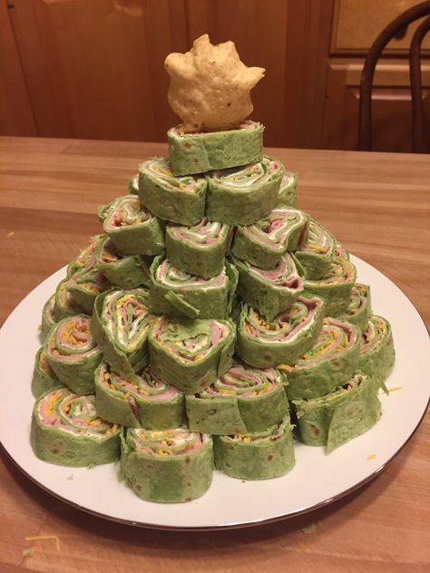 Pinwheel Christmas tree Christmas Tree Pillsbury Dough, Xmas Entree Ideas, Christmas For A Crowd Dinners, Tree Shaped Food, Christmas Tree Pinwheels, Elf Themed Appetizers, Appetizer Christmas Tree, Christmas Themed Finger Foods, Christmas Tree Shaped Food