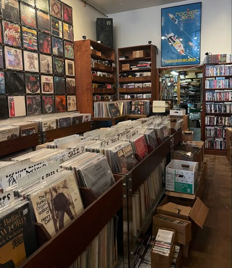 Record Shop Aesthetic Vintage, Movie Store Aesthetic, Retro Record Store, Vintage Record Store Aesthetic, Vinyl Shop Aesthetic, Vinyl Store Aesthetic, Aesthetic Record Store, Record Shop Aesthetic, Vintage Record Shop