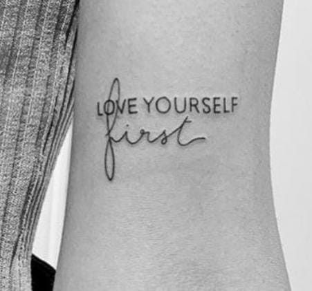 Minimal Unique Tattoos, Love Yourself Tatuaje, Love Yourself Tattoos For Women, Tattoo Love Yourself, Yourself Tattoo, Love Yourself Tattoo, Self Love Tattoo, Hand Tattoos For Girls, Writing Tattoos