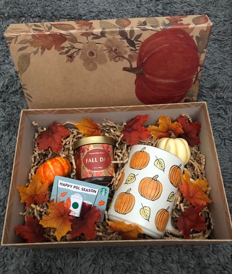 Fall Presents Gift Ideas, Autumn Box Gift, Fall Birthday Present Ideas, Diy Fall Basket Ideas, Spooky Season Gift Basket, Thanksgiving Box Ideas, Diy Fall Gift Baskets, Fall Birthday Gift Basket, Fall Baskets Gift