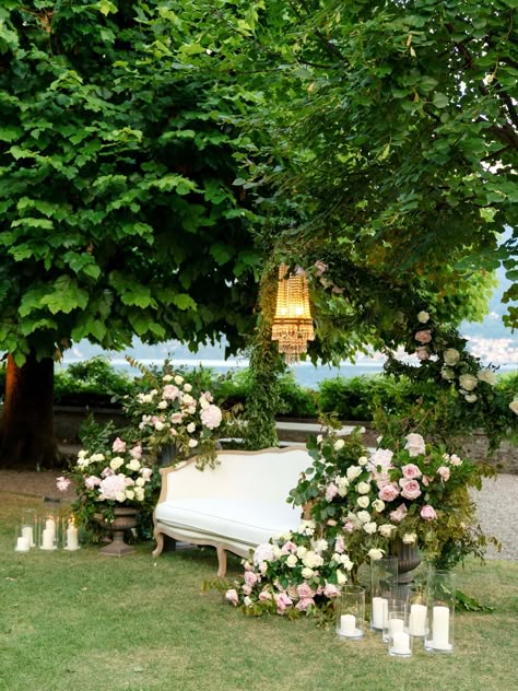 Flowers Around Sofa Wedding, Couch Outside Wedding, Garden Wedding Furniture, Couch Wedding Ceremony, Wedding Photo Spot Ideas, Photo Lounge Wedding, Couch At Wedding, Wedding Sofa Decoration, Photo Spot Wedding