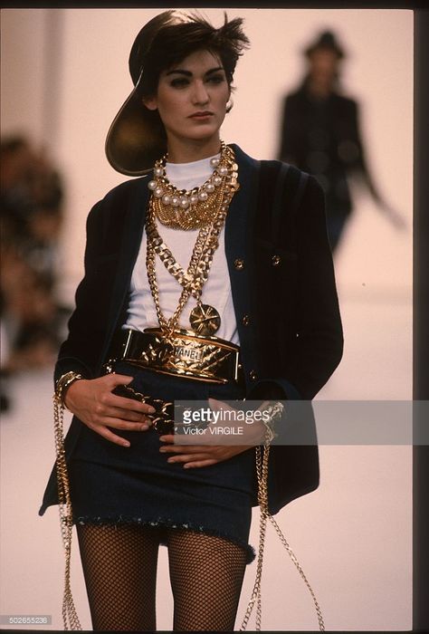 A model walks the runway during the Chanel Ready to Wear show as part of Paris Fashion Week Fall/Winter 1991-1992 in March, 1991 in Paris, France. Chanel Fall 1991, Diy Outfits, Mode Rihanna, Chanel Fashion Show, Chanel Runway, 90s Runway Fashion, Runway Fashion Couture, Chanel Cruise, Diane Kruger