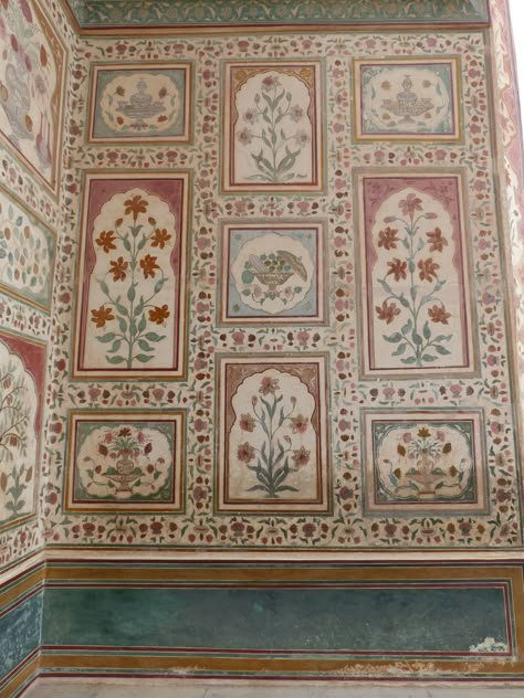 The Amer (Amber) Fort & Palace - Jaipur, India - painted wall decoration. Mughal Bedroom Ideas, Jaipur Decor, Rajasthani Pattern, Jaipur Painting Art, Indian Wall Painting, Jaipur Motifs, Jaipur Wall Art, Mughal Palace Interior, Jaipur Architecture