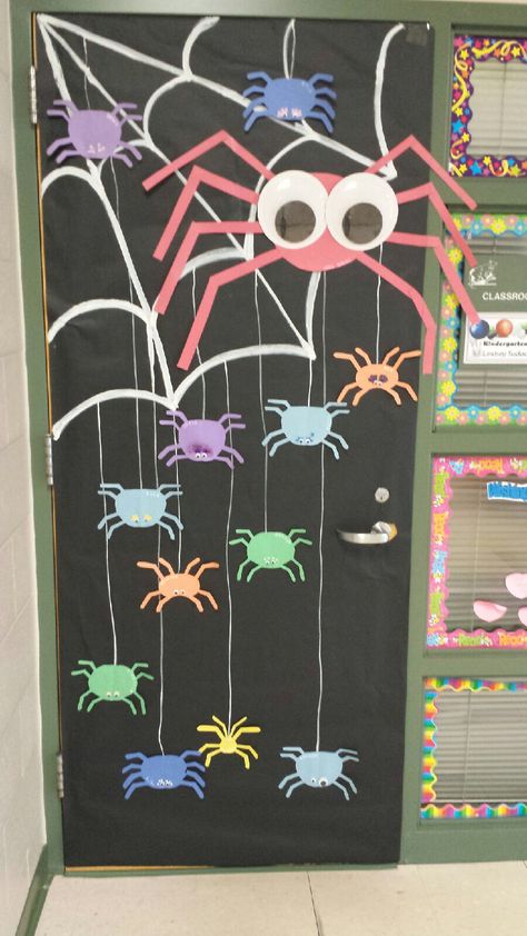 Spider door. The small spiders say each kid's name and the big spider is our wonderful teacher. Spider Door Decoration, Deco Porte Halloween, Halloween Door Decorations Classroom, Fall Classroom Door, Porta Halloween, Diy Halloween Door Decorations, Halloween Classroom Door, Halloween Diy Door, Halloween Classroom Decorations