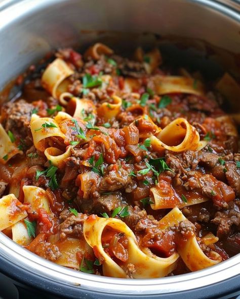 Bolganese Pasta, Italian Bolognese Sauce Authentic, Pasta Carbonara Receta, Pappardelle Recipes, Classic Bolognese, Bolognese Sauce Authentic, Homemade Bolognese Sauce, Homemade Bolognese, Bolognese Sauce Recipe