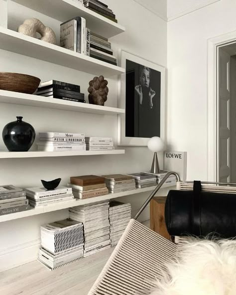 HOW TO STYLE A BOOKCASE LIKE A PRO - interior design tips & tricks for the perfect shelfie — Gatheraus Styling A Bookcase, Appartement Design, Hus Inspiration, Home Inspiration, Apartment Inspiration, Interior Deco, Living Room Inspo, Apartment Interior, Interior Inspo