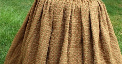 A step by step tutorial how to make and sew historical cartridge or guaging pleats the quick and easy way with curtain pleat tape. Pioneer Dresses, Pioneer Clothing, Cartridge Pleats, Pioneer Dress, Peasant Skirt, Hoop Skirt, Butterick Sewing Pattern, Historical Costume, Gathered Skirt