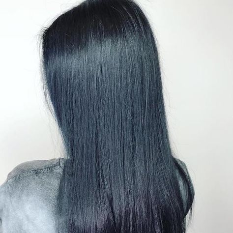 Ultimate Midnight Blue hair goals! Katie Burrows has created a flawless dark blue hair color with an incredible glossy finish! Jet Blue Hair, Black Hair With Purple, Hair With Purple, Midnight Blue Hair, Blue Black Hair Color, Black Hairstyle, Dyed Hair Blue, Blue Black Hair, Dark Blue Hair