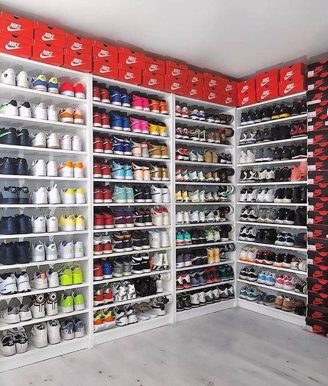 Sneakerhead Room, Sneaker Closet, Sneaker Displays, Shoe Store Design, Shoe Room, Luxury Office, Nike Shoes Jordans, Sneaker Stores, Hype Shoes