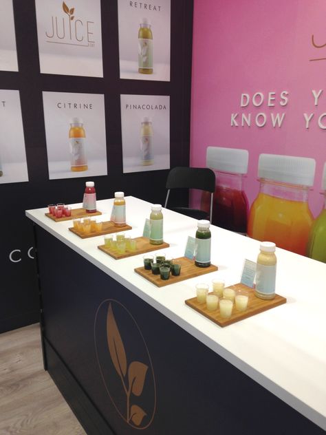 Juicery Bar Design, Juice Stand Design, Juice Vendor Booth, Juice Stand Ideas, Exhibition Booth Design Ideas Creative, Smoothie Stand, Juice Table, Juice Bar Interior, Mini Cafeteria